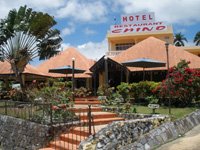 Le petit hôtel Chino offre une superbe vue sur la baie de la ville de Samana.